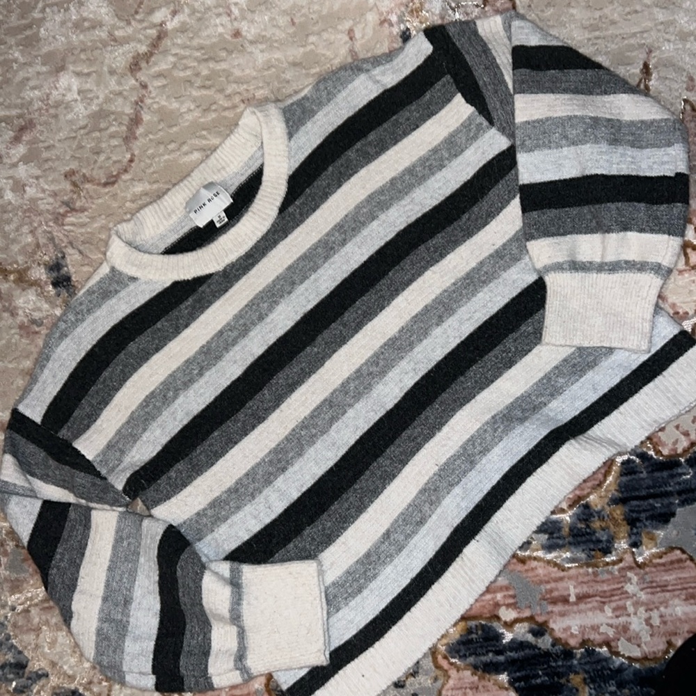 Oversized short sweater (not cropped, past bellybutton but can’t tuck in)